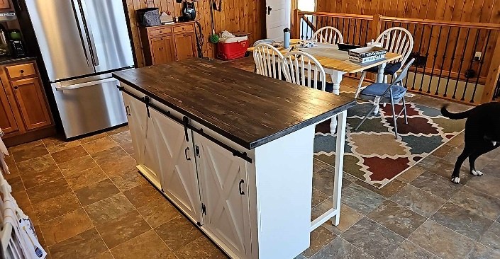 Kitchen Bar and Island